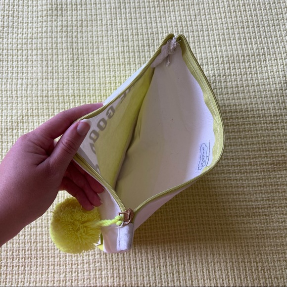 Cute NWT pouch - Picture 3 of 3